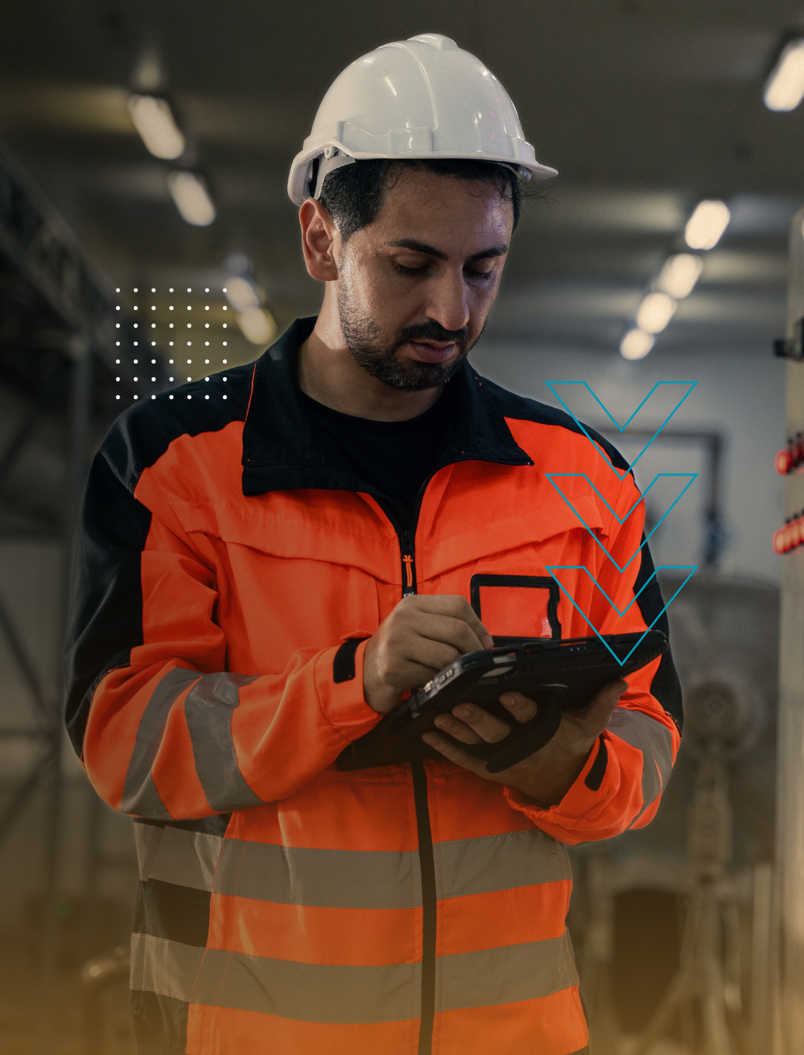 Técnico de mantenimiento utilizando EPI y una tablet en un entorno industrial, representando el uso de las planillas de Engeman® para el control, análisis y planificación del mantenimiento.