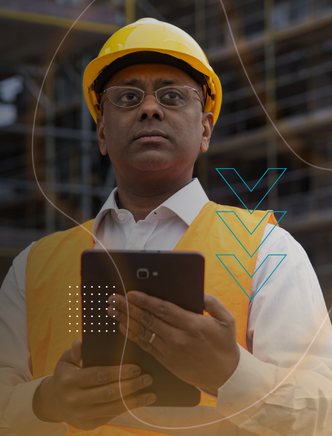 Maintenance analyst using PPE and a tablet in an industrial environment, representing intelligent management and Engeman® e-books on strategic maintenance.