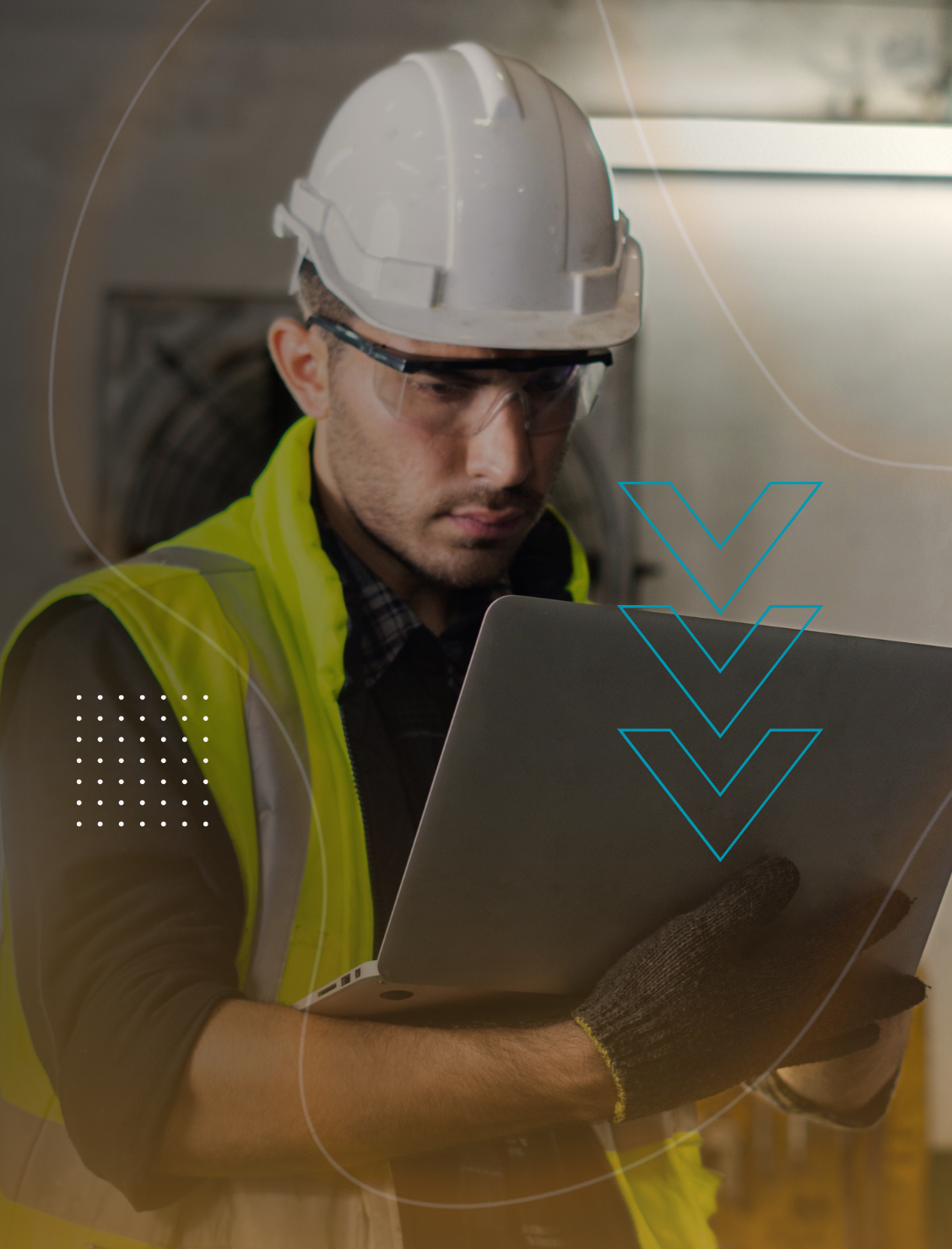 Analista de mantenimiento utilizando EPI y una computadora portátil en un entorno industrial, representando el acceso a los whitepapers de Engeman® sobre gestión y estrategia de mantenimiento.